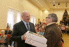 Александр Лукашенко во время посещения дома-интерната для пенсионеров и инвалидов
