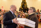 Александр Лукашенко во время посещения дома-интерната для пенсионеров и инвалидов
