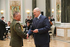 Александр Лукашенко вручает погоны генерал-майора Руслану Косыгину