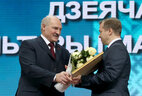 Александр Лукашенко 
вручает награду начальнику отдела поддержки и развития интернет-ресурсов Ивану 
Синичкину.