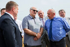 Александр Лукашенко во время посещения ОАО "Коссово"
