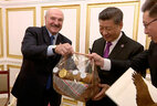 Президент Беларуси Александр Лукашенко и Председатель КНР Си Цзиньпин во время обмена подарками