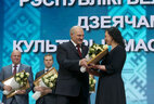 Александр Лукашенко вручает награду главному директору главной дирекции телеканала "Беларусь 1" Елене Ладутько.