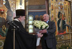 Александр Лукашенко и настоятель храма протоиерей Андрей Лемешонок