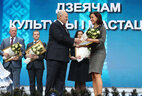 Александр Лукашенко вручает награду заместителю главного директора главной дирекции телеканала "Беларусь 1" Ольге Саламахе.