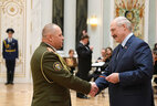 Александр Лукашенко вручает погоны генерал-майора Владимиру Кулажину