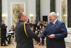 Александр Лукашенко вручает погоны генерал-майора милиции Максиму Миронову