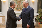 Chairman of the Beshenkovichi District Executive Committee Leonid Penkovsky receives the Honored Worker of Agriculture of Belarus title