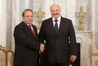 Александр Лукашенко и Наваз Шариф во время встречи в узком составе