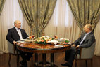 Президенты Беларуси и России Александр Лукашенко и Владимир Путин во время встречи, которая началась в формате рабочего завтрака