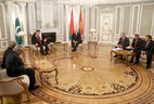 Александр Лукашенко и Наваз Шариф во время встречи в узком составе