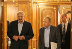 Президенты Беларуси и России Александр Лукашенко и Владимир Путин перед переговорами в расширенном формате