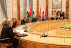 Аляксандр Лукашэнка на перагаворах з прэм'ер-міністрам Пакістана Навазам Шарыфам у пашыраным складзе