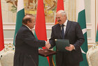 Аляксандр Лукашэнка і Наваз Шарыф у час падпісання дагавора аб дружбе і супрацоўніцтве паміж Беларуссю і Пакістанам