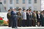Александр Лукашенко во время церемонии на площади Победы