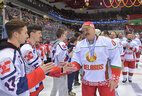 Александр Лукашенко с хоккеистами команды "Металлург" - участниками турнира "Золотая шайба"