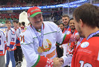 Александр Лукашенко с хоккеистами команды ОАЭ