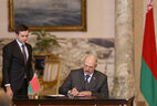 Александр Лукашенко подписывает совместную декларацию по итогам переговоров с Президентом Египта Абдель Фаттахом аль-Сиси