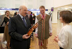 Аляксандр Лукашэнка на выстаўцы - прэзентацыі дасягненняў творчай моладзі