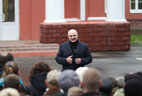 Аляксандр Лукашэнка ў час размовы з жыхарамі Балбасава