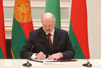 Аляксандр Лукашэнка ў час падпісання сумеснай заявы