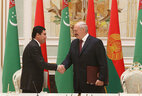 Александр Лукашенко и Гурбангулы Бердымухамедов во время подписания совместного заявления