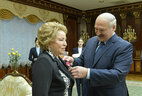 Aleksandr Lukashenko presents the Order of Francysk Skaryna to Valentina Matviyenko