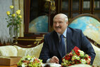 Александр Лукашенко во время встречи с Председателем Совета Федерации Федерального собрания России Валентиной Матвиенко