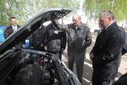 Александр Лукашенко во время посещения производства СЗАО "БелДжи".