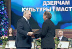 Аляксандр Лукашэнка ўручае ўзнагароду дырэктару творча-эксперыментальнага 
прыватнага ўнітарнага прадпрыемства "ГУДАРТ" Пятру Лабковічу
