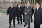 Александр Лукашенко во время посещения производства СЗАО "БелДжи"