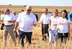 Аляксандр Лукашэнка і журналісты ў полі ў Аршанскім раёне
