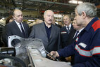 Александр Лукашенко во время посещения предприятия