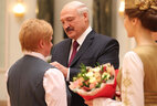 Aleksandr Lukashenko presents the Order of Mother to worker of the Redkovichi secondary school, Lyuban District, Yelena Zubar