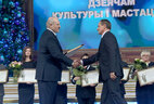 Аляксандр Лукашэнка ўручае ўзнагароду дырэктару 
мемарыяльнага комплексу "Брэсцкая крэпасць-герой" Рыгору Бысюку