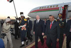 Президент Беларуси Александр Лукашенко прибыл с официальным визитом в Судан. Самолет Главы белорусского государства совершил посадку в международном аэропорту Хартума. У трапа самолета Александра Лукашенко встретил Президент Судана Омар Хасан Ахмед аль-Башир