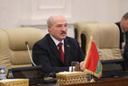 Александр Лукашенко во время переговоров с Президентом Судана Омаром Хасаном Ахмедом аль-Баширом в расширенном составе