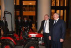 Президент Беларуси Александр Лукашенко подарил Президенту Грузии Гиоргию Маргвелашвили малогабаритный трактор BELARUS-152