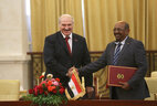 Президент Беларуси Александр Лукашенко и Президент Судана Омар Хасан Ахмед аль-Башир во время подписания документов по итогам переговоров