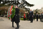 Президент Беларуси Александр Лукашенко возложил цветы к мемориалу героям, павшим за единство Грузии
