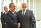Президент Беларуси Александр Лукашенко и Министр иностранных дел Турции Мевлют Чавушоглу