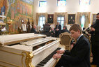 Присутствовавший на встрече сын Президента Беларуси Николай исполнил на рояле серенаду Шуберта