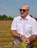 Александр Лукашенко во время посещения предприятия "Устье"