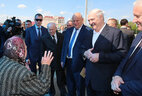 Аляксандр Лукашэнка прагуляўся па цэнтральнай частцы Жыткавіч і цёпла пагутарыў з мясцовымі жыхарамі