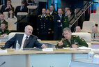 Александр Лукашенко вместе с лидерами Армении, Кыргызстана, России и Таджикистана принял участие в смотре тренировки по управлению Вооруженными Силами Российской Федерации в Москве