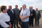 Аляксандр Лукашэнка ў час наведвання ААТ "Азярыцкі-Агра"
