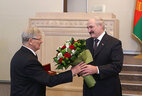 Александр Лукашенко вручил Анатолию Рубинову Благодарность Президента за заслуги перед Республикой Беларусь