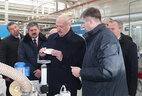 Аляксандр Лукашэнка ў час наведвання Добрушскага фарфоравага завода