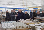 Аляксандр Лукашэнка ў час наведвання Добрушскага фарфоравага завода