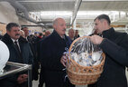 Ад Добрушскага фарфоравага завода Аляксандр Лукашэнка атрымаў падарунак - чайны сервіз і вазу